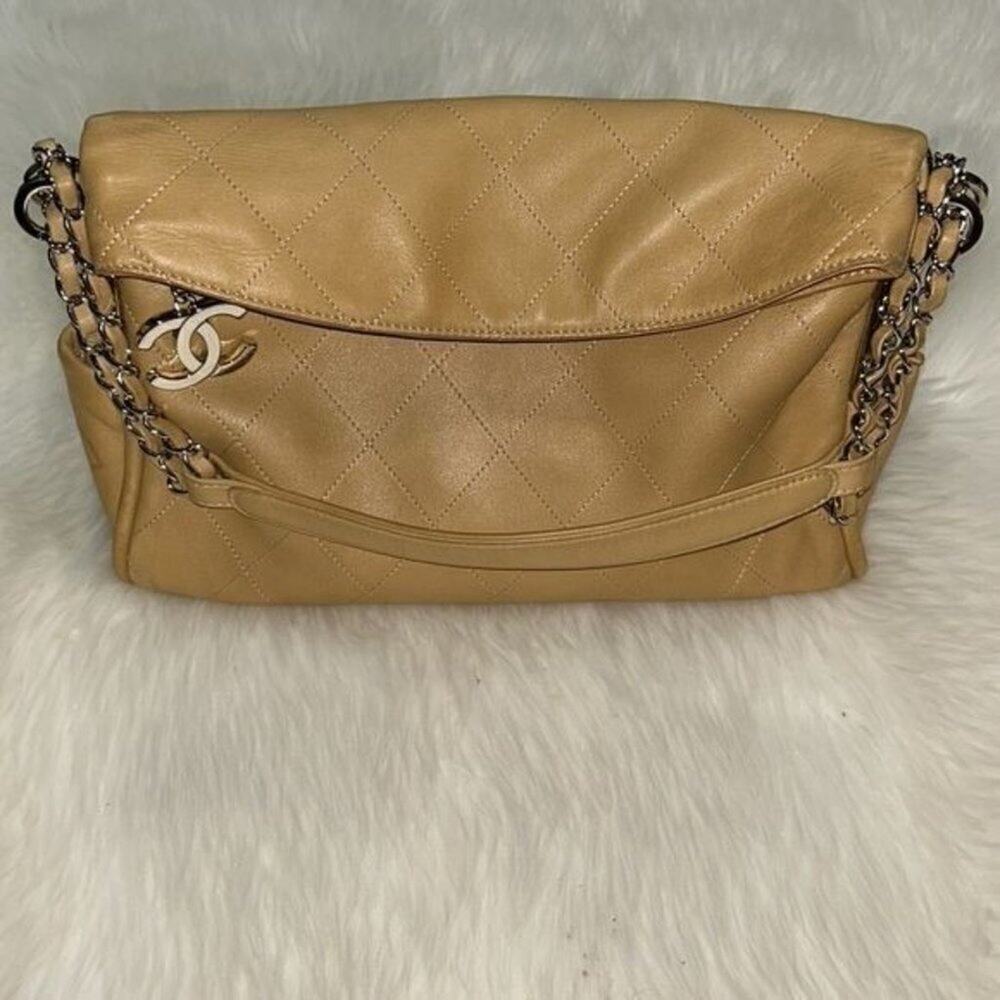 CHANEL Tan Hobo Bag - Picture 4 of 16